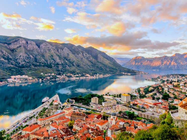OVAJ PRIMORSKI GRAD DATIRA IZ 12. VIJEKA Nalazi se na UNESCO-voj listi svijetske baštine!