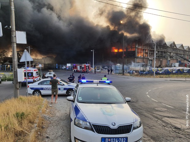 BEOGRAD OKOVAO CRNI DIM Skoro 50 vatrogasaca gasi vatrenu stihiju (VIDEO)