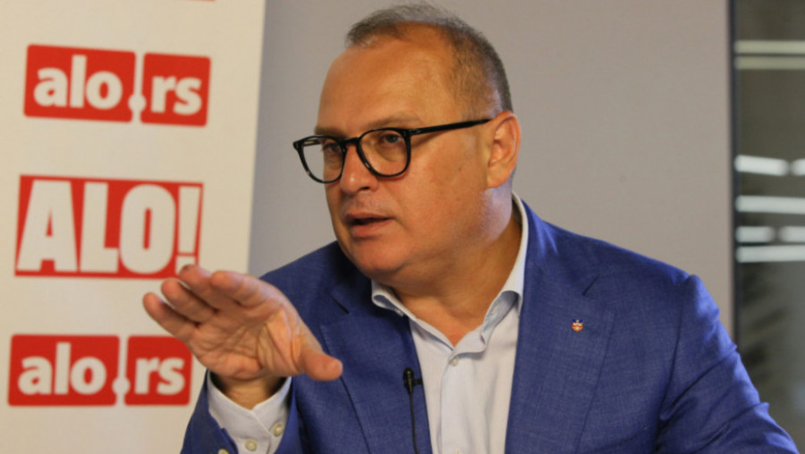 Zamjenik gradonačelnika Beograda pio vodu iz bazena da dokaže njen kvalitet