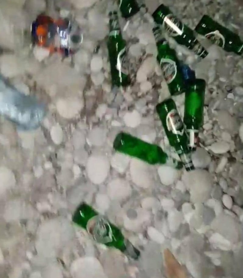 SRAMOTA U SUTOMORU! TURISTI IZA SEBE NA SVAKOM UGLU OSTAVLJAJU SMEĆE: Zakupci noću zaključavaju plaže