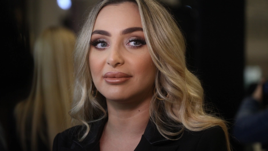MAJA BEROVIĆ IMA ZDRAVSTVENI PROBLEM: Pevačica zabrinula fanove