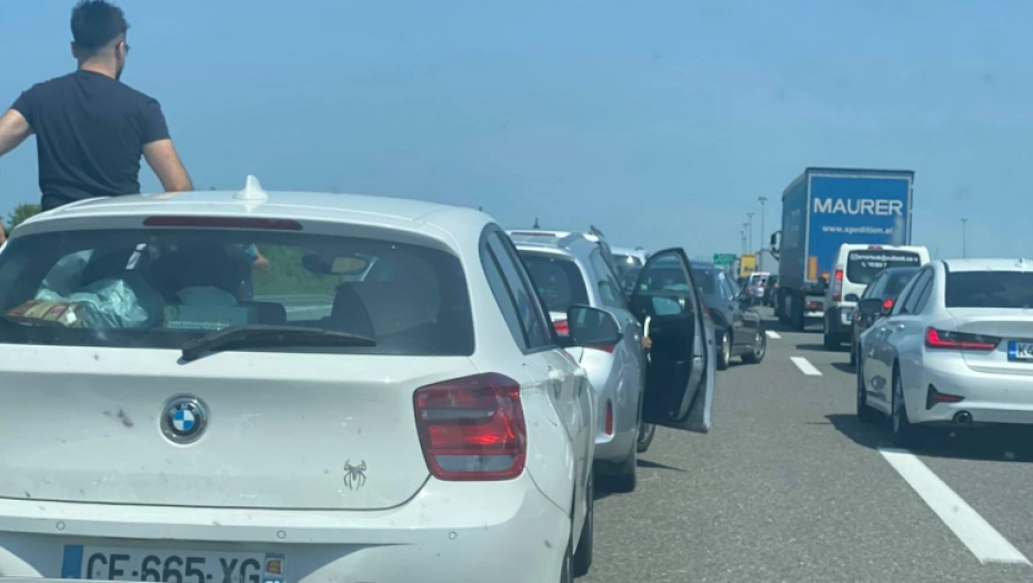 BAHATOST ILI OPRAVDANA ŽURBA Zaglavljen u gužvi, vozač izašao iz kola i uradio nešto nevjerovatno (VIDEO)