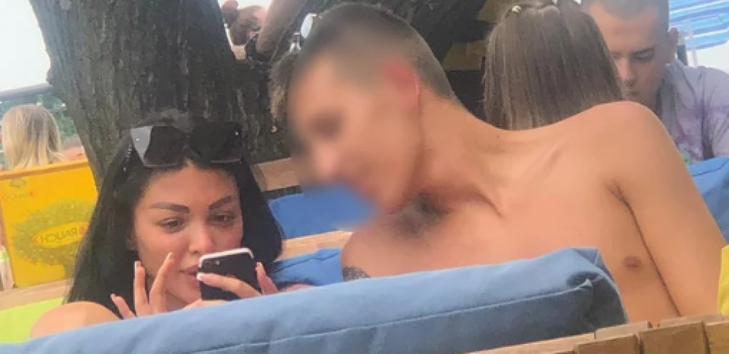 MAJO, ŠTA TI JE TO ISPALO?! Marinkovićka na plaži sa novim dečkom, a kad joj se kupaći pomjerio sve joj izvirelo! (PAPARACO FOTOGRAFIJE)