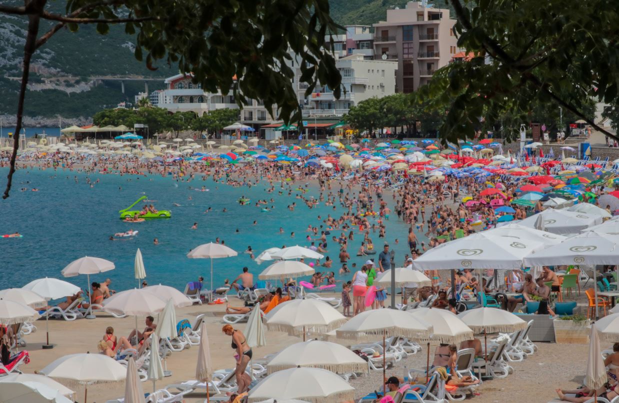 CRNA GORA SVAKODNEVNO GUBI OGROMAN NOVAC Turista rekordan broj, boravišne takse se ne naplaćuju