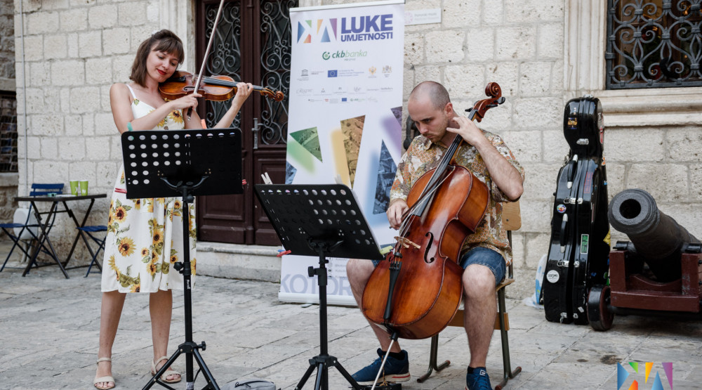 KOTOR ART Luke umjetnosti i Muzika Boke da ožive trgovi, pjace i pjacete
