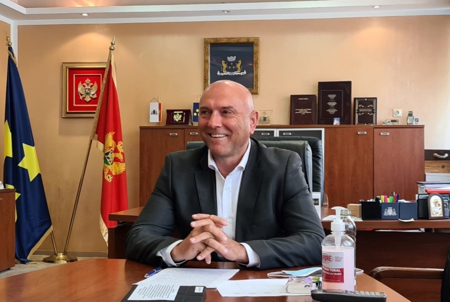 JOŠ JEDNOM DOKAZAO HUMANOST Carević donirao novembarsku platu petočlanoj porodici