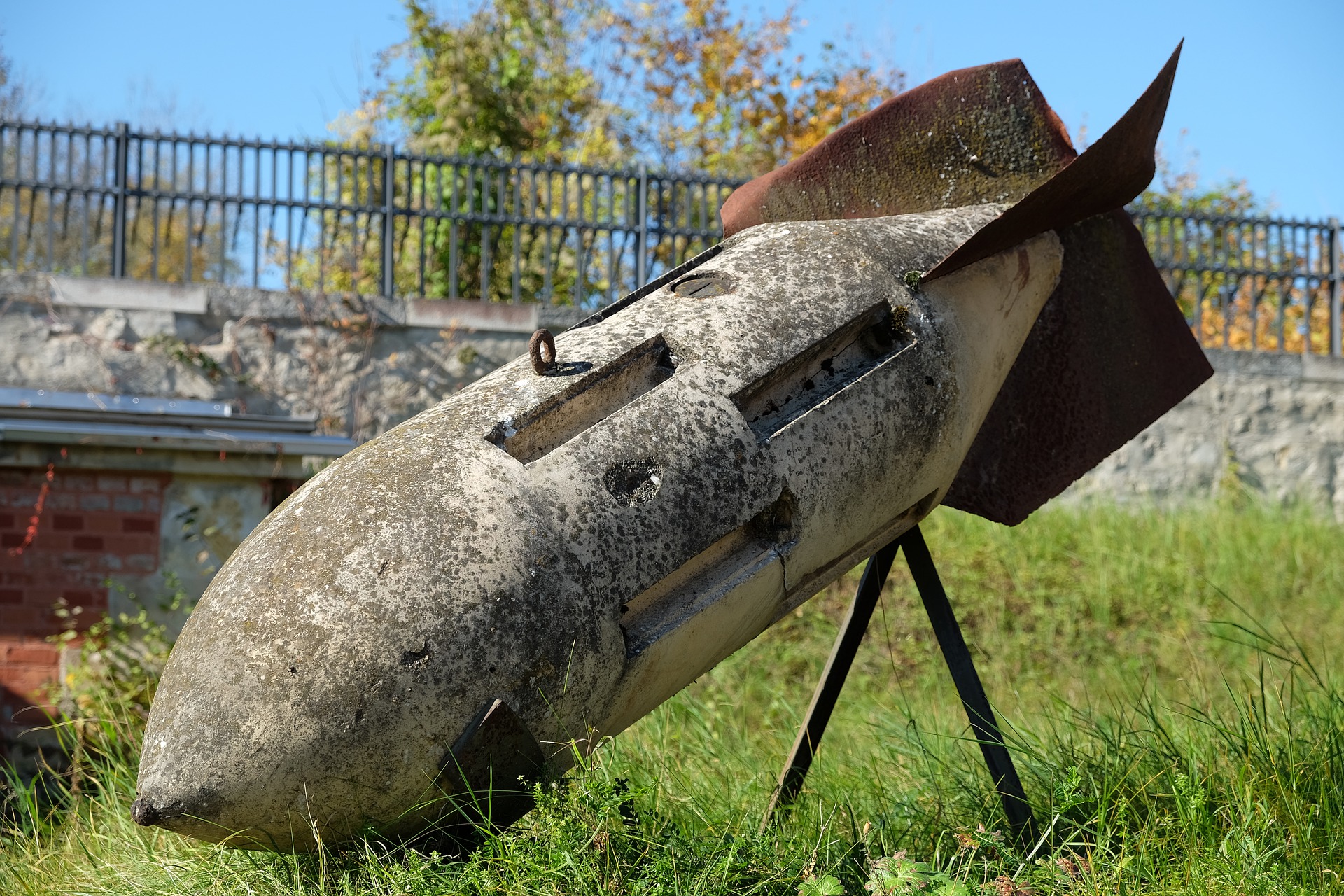 BOMBA IZ DRUGOG SVJETSKOG RATA IZRONILA U ITALIJI: Vojni stručnjaci izveli kontrolisanu eksploziju naprave teške 450 kilograma