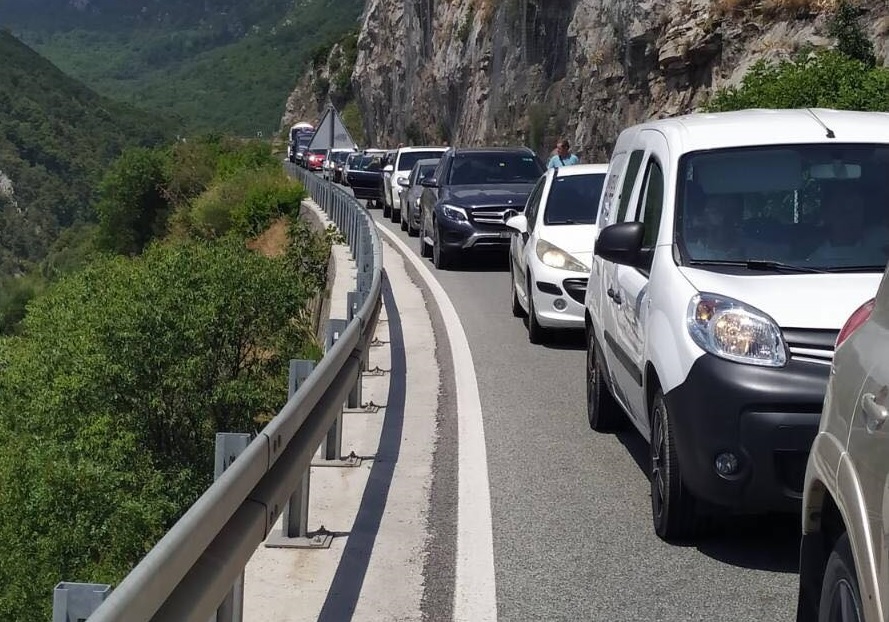 VELIKE KOLONE NA PUTU KA BUDVI ZBOG NEDAVNE NESREĆE Poznato je koliko ima stradalih i povrijeđenih