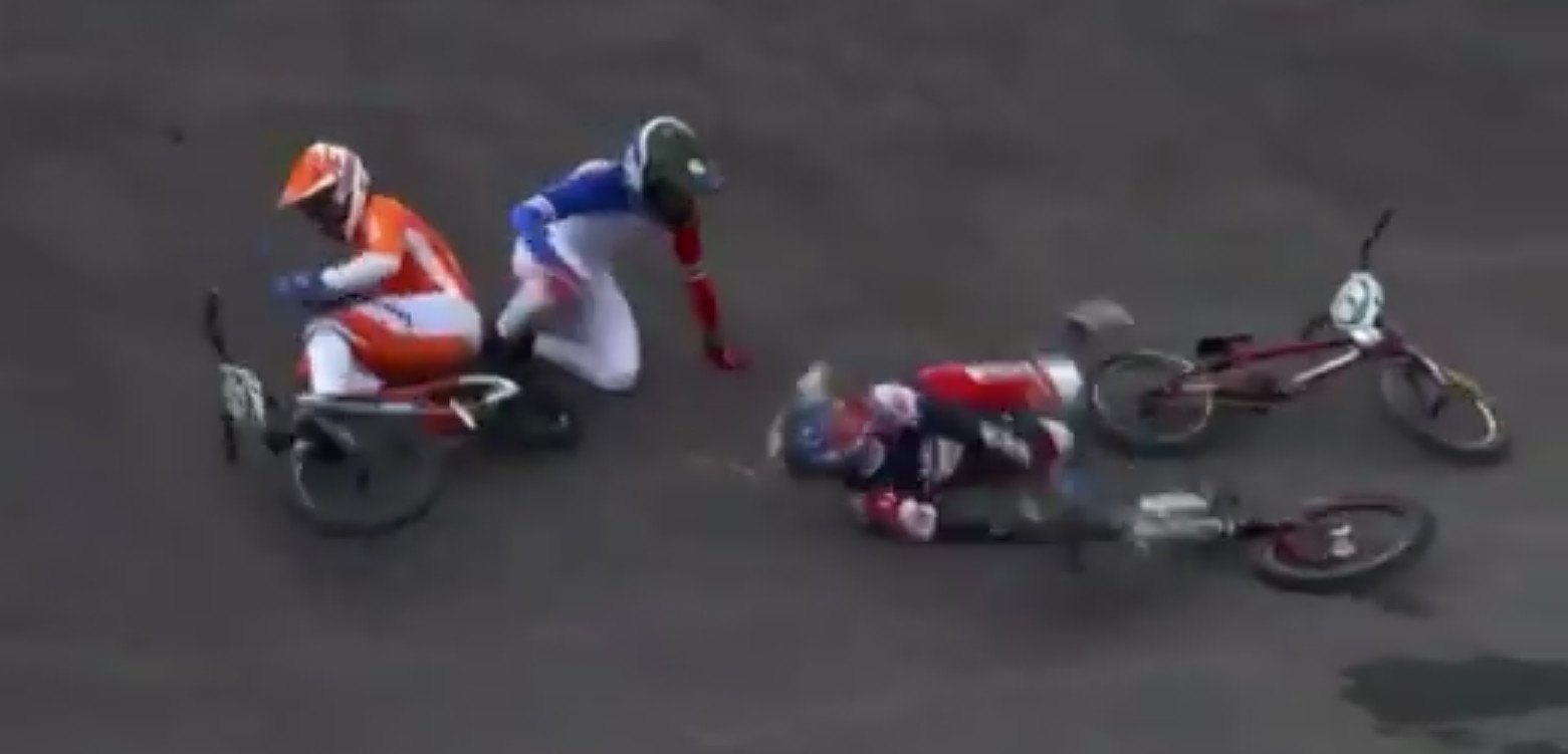 STRAŠNE SCENE NA OLIMPIJSKIM IGRAMA Šampionu polomljen vrat!? (VIDEO)
