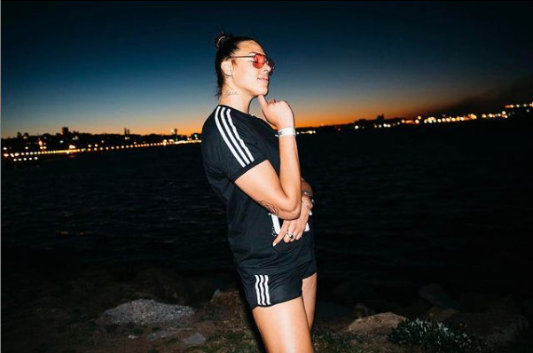 DRŽI REKORDE NA TERENU I NA INSTAGRAMU Talentovana košarkašica zaludjela sve provokativnim fotografijama