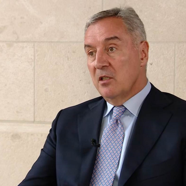 Nalog o rušenju Milovih kuća još putuje poštom