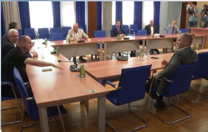 VELIKE PARTIJE MORAJU POSTIĆI DOGOVOR Novi sastanak parlamentarne većine tek u drugoj polovini avgusta?