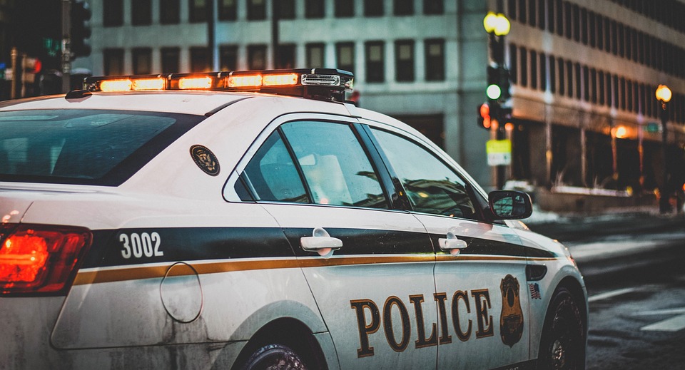 MASOVNA PUCNJAVA U AMERICI! Ubijen policajac i još četvoro osoba!