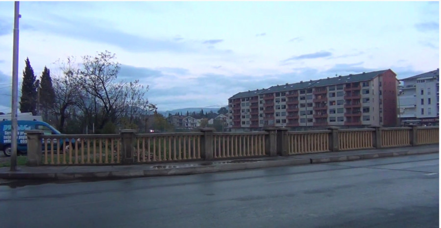 HOROR! BAKA SKOČILA SA MOSTA DRŽEĆI UNUČE U NARUČJU: Radnici gradskog zelenila spasili bebu