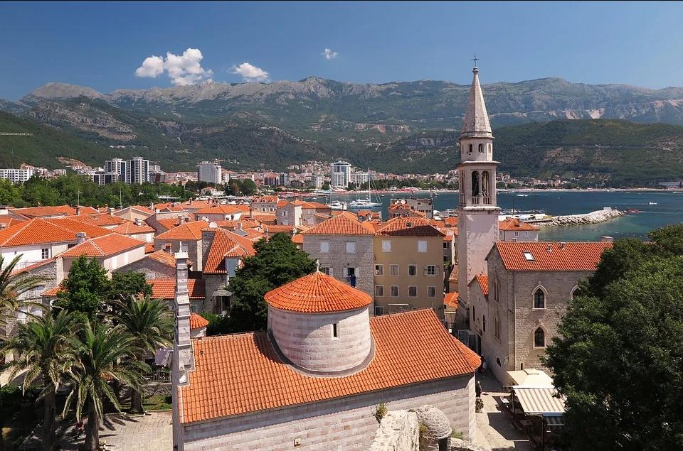 UGOSTITELJI BLOKIRAJU ULAZ U GRAD! U Budvi danas okupljanja u znak protesta!