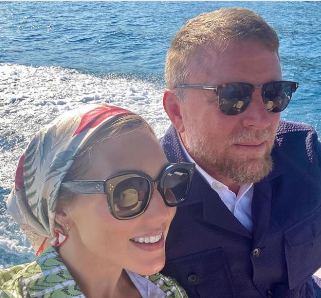 DOVEO JE U CRNU GORU! Madonin bivši muž iznenadio suprugu, godišnjicu braka proslavljaju u komšiluku, a fotografija i poruka sve oduševila (FOTO)