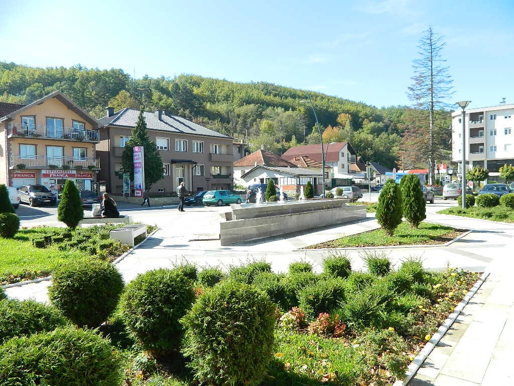 SRAMNO! Vandali u Andrijevici skinuli sa jarbola srpsku trobojku ispred opštine