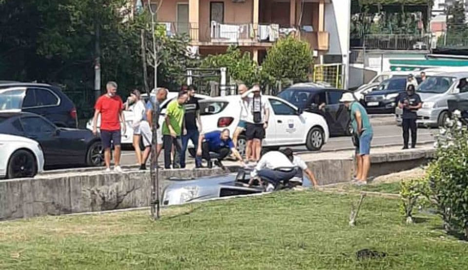DO SADA NEVIĐENO PARKIRANJE U BUDVI: Pokušala da se parkira pa upala u kanal (FOTO)