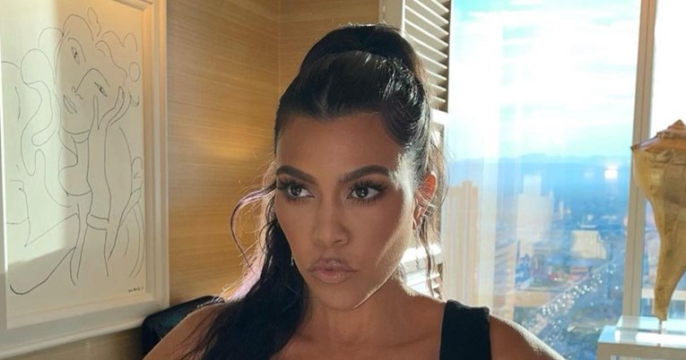KOURTNEY KARDASHIAN NEPREPOZNATLJIVA! Nova fotografija bez šminke i kosa vezana u rep