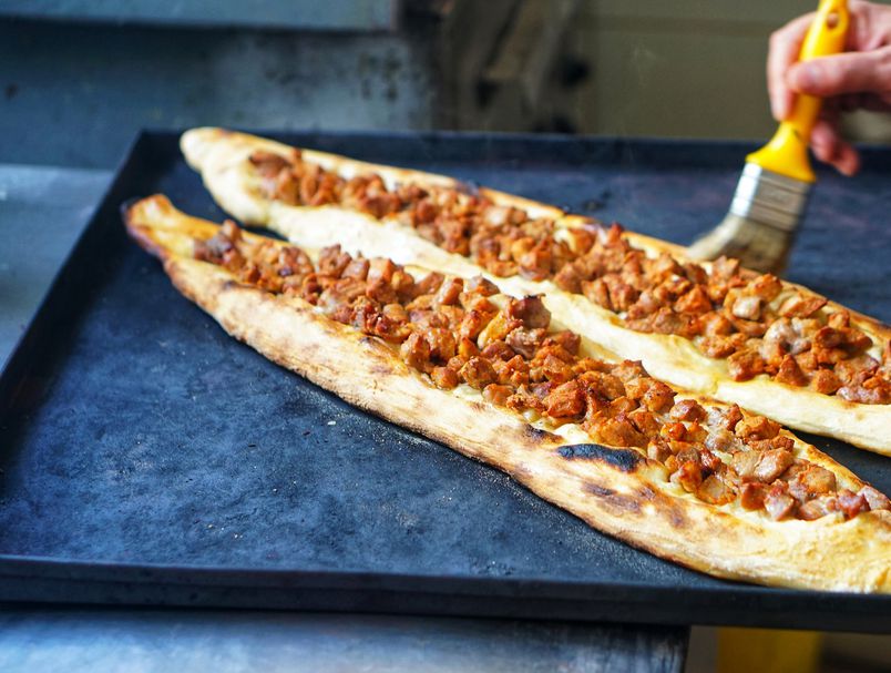 MAKEDONSKA PIZZA: Recept za sočnu pogaču s kockicama mesa