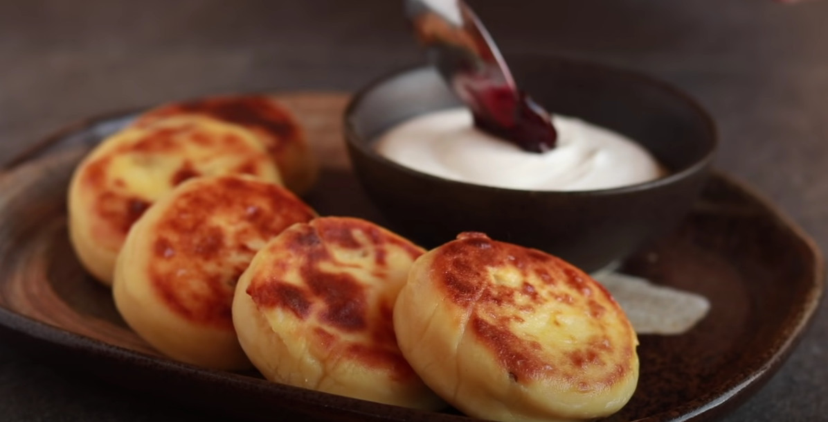SIRNIKI: Tradicionalne ruske POGAČICE, meke kao duša, a imaju samo četiri sastojka!