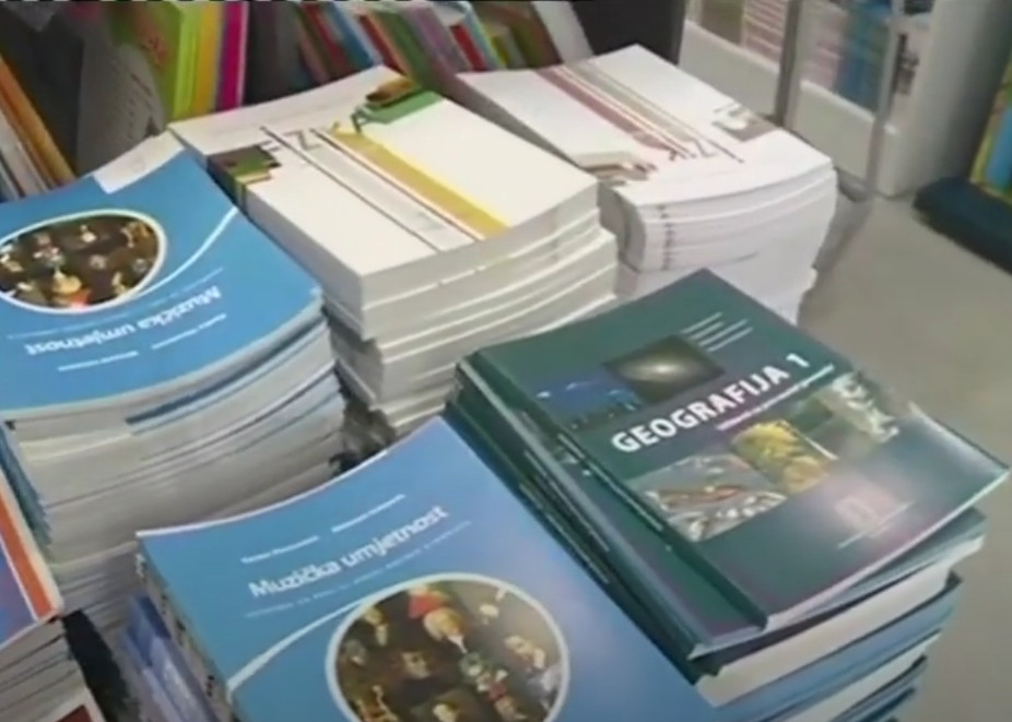 POČELA DISTRIBUCIJA UDŽBENIKA Komplete knjiga isporučuju za po tri razreda