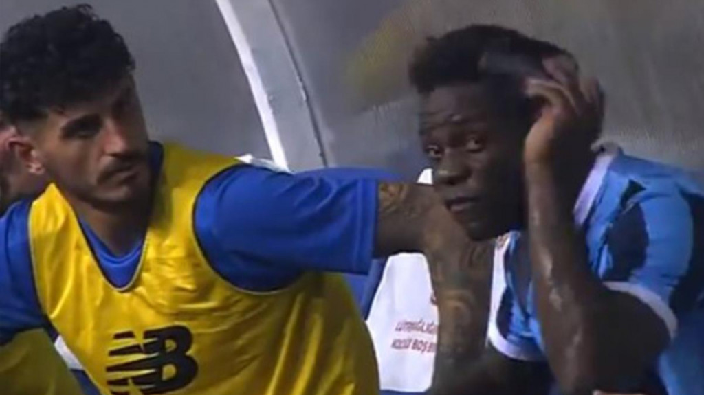 NEPROMIŠLJEN POTEZ ITALIJANA Njegovo ludilo na klupi, pogledajte šta je Baloteli uradio saigraču!