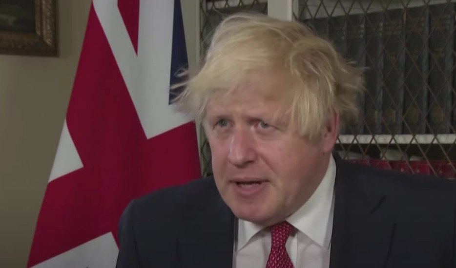 BRITANSKI PREMIJER U VELIKOM PROBLEMU Boris Džonson uslikan pored otvorene flaše alkohola u Dauning stritu (FOTO)