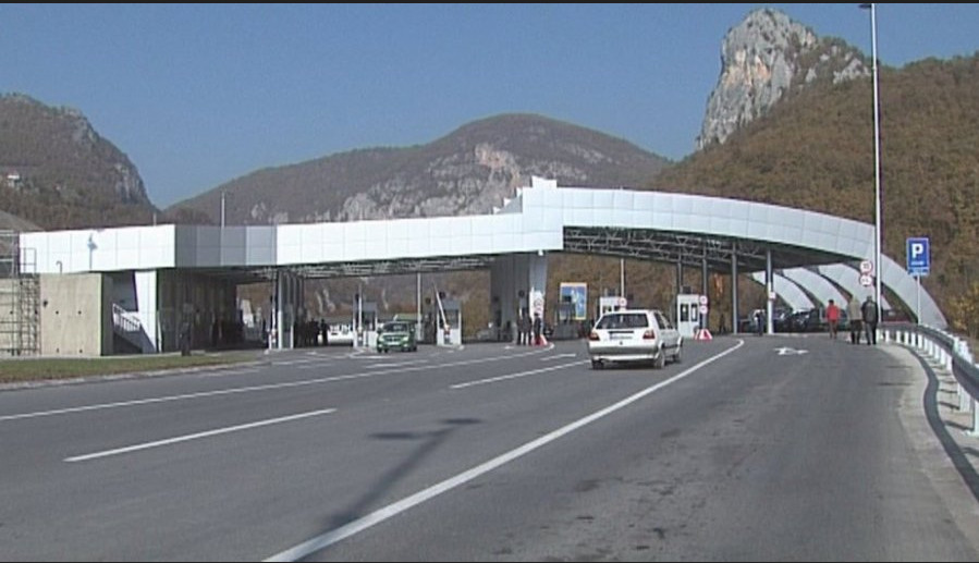 CARINICI ZAPLIJENILI VELIKU SVOTU NOVCA Albanski državljanin sakrio pare u Golfu