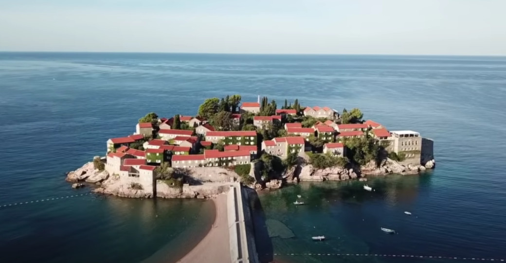 SVJETSKI POZNAT ČASOPIS IZABRAO Sveti Stefan na listi 15 najljepših plaža u Evropi