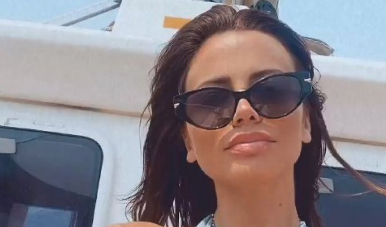 MILICA PAVLOVIĆ UŽIVA U CRNOJ GORI Pjevačica je nakon lude proslave rođenadana odlučila da ode na ljetovanje, a evo ko joj pravi društvo!