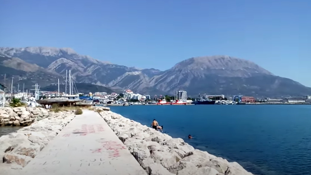 NAKON DVIJE GODINE! Kruzer uplovio u barsku luku!
