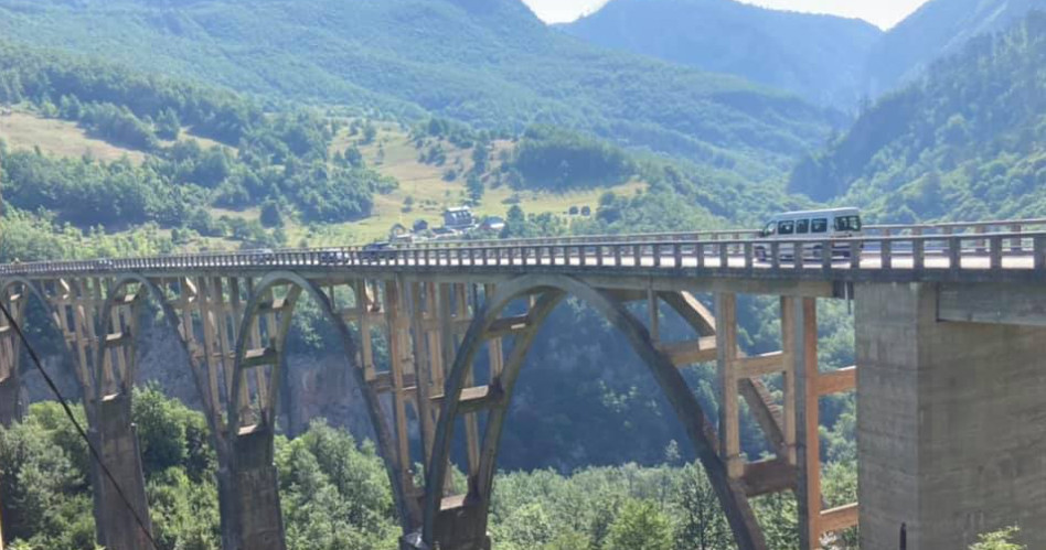 „Uskoro isti most, ista patika, isto sve“ – Sekta ili neslana šala? Šta se to dešava sa našom djecom?