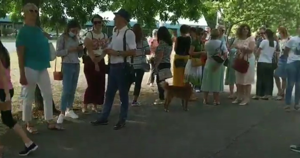 DA LI ĆE BITI BOJKOT? Učenicima nuđene učionice bez svjetlosti u SUTERENU, roditelji se bune, rade anketu i predlažu rješenja!
