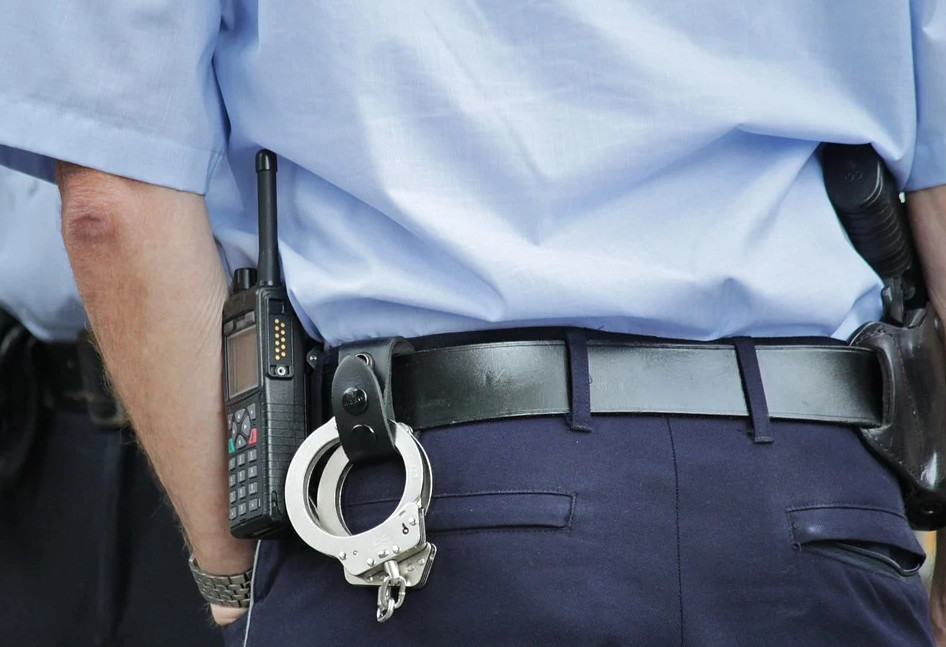 CRNOGORSKI POLICAJCI POMAŽU TURISTIMA NA PUTU: Uz osmijeh zamijenili gumu, ali to nije sve