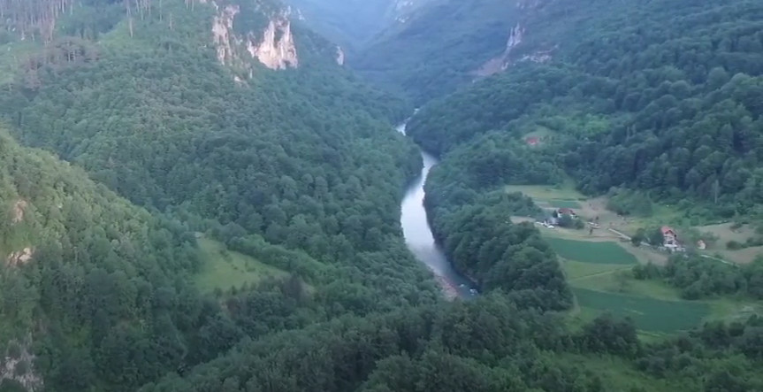 U saobraćajnoj nesreći na putu Đurđevića Tara – Žabljak: Poginula majka, traga se za dvoje djece…