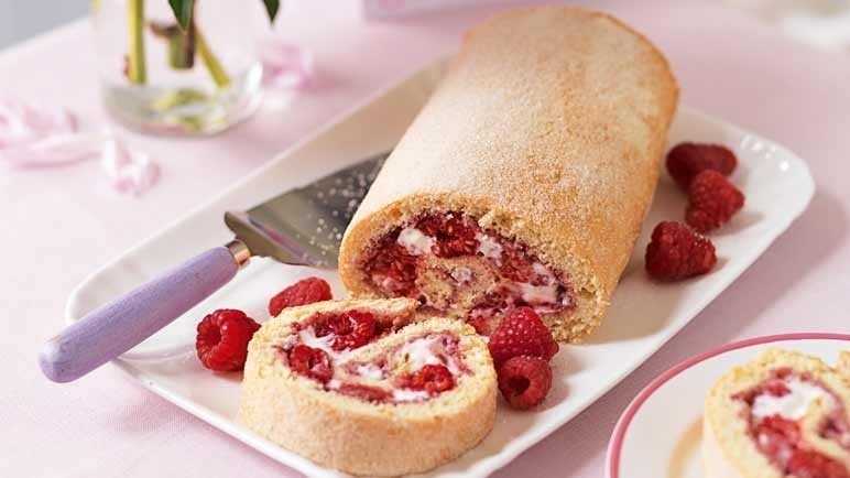 JAPANSKI ROLAT SA MALINAMA: Mekan i kremast slatkiš za cijelu porodicu! (RECEPT)