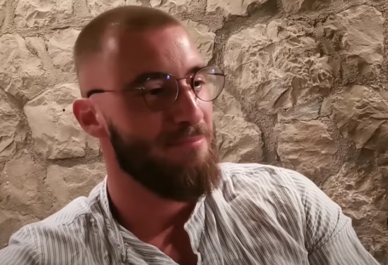 PRVO VEČE SU POČELI BURNO! Mensur završio u krevetu sa maloljetnicom pa otišao i poljubio drugu!