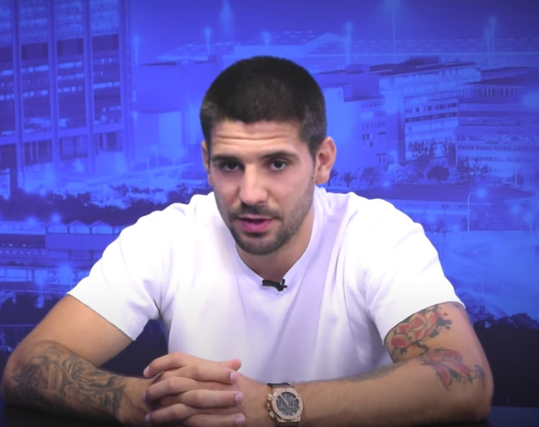 MITROVIĆ BLISTAO PROTIV FULAMA Sjajni fudbaler došao na intervju u nesvakidašnjem izdanju (FOTO)