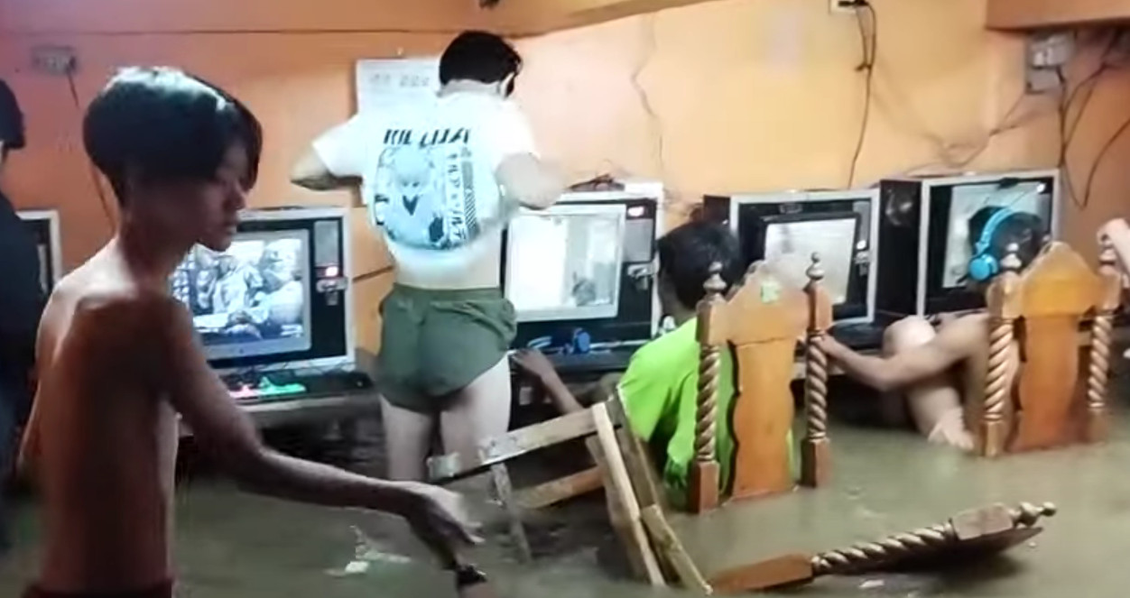 KOLIKO JE OVO OPASNO? Iako im je voda do pojasa zbog poplave, gejmeri uživaju u igrici! (VIDEO)