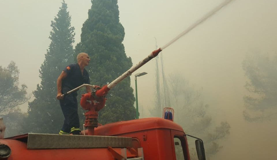 VATROGASCI NA TERENU Gori krov zgrade na Koniku