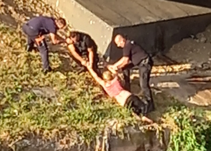DRAMA U SARAJEVU: Policajci u posljednji trenutak spasili ženu iz Miljacke
