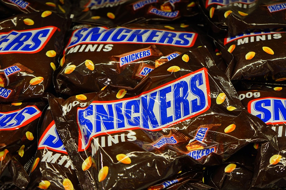 SNIKERS MORAO DA POVUČE REKLAMU Kontraverzna reklama uklonjena je sa TV-a jer su mnogi kritikovali da je homofobna!(VIDEO)