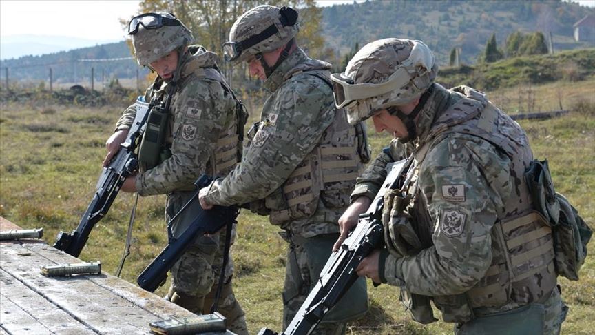 SRAMNO! VOJNIK NA CETINJU POKAZIVAO NACISTIČKI POZDRAV, Nadležni ništa nisu vidjeli! (FOTO)