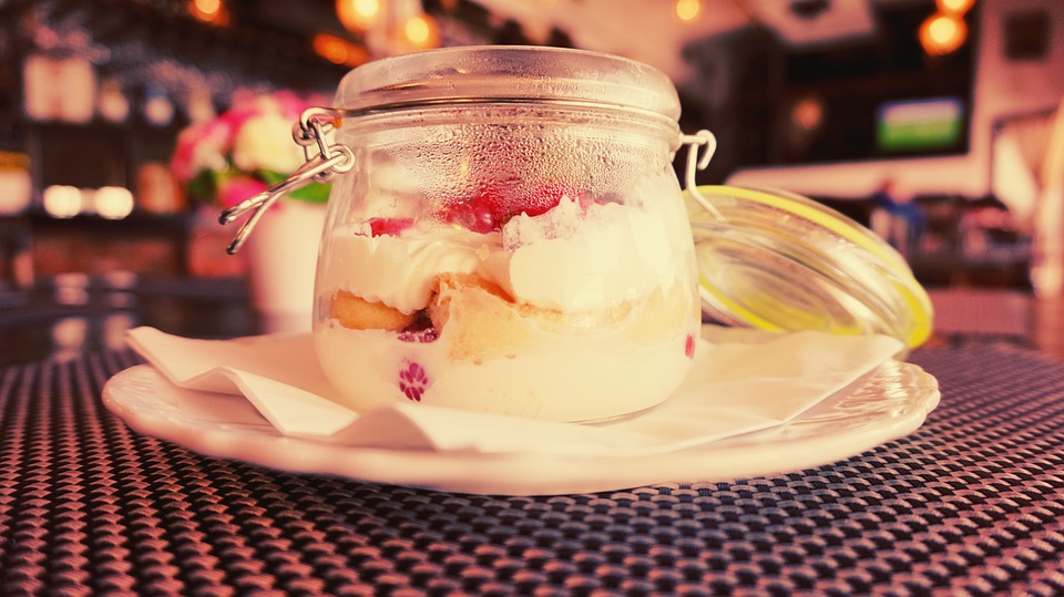 TIRAMISU SA MALINAMA: Jednostavan recept za letnji desert u čaši