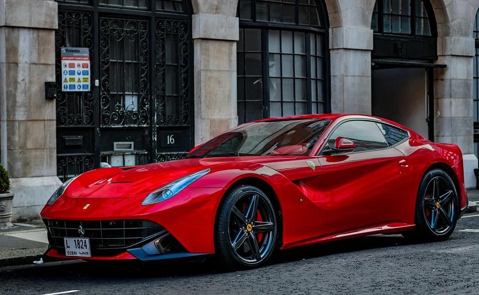 FERRARI PREDSTAVLJA SVOJU PRVU MODNU KOLEKCIJU: Modeli su fenomenalni, oduševiće vas! (FOTO)