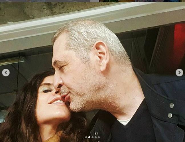 GLUMAC NEBOJŠA KONDAČINA OŽENIO STUDENTKINJU: Evo kako izgleda 32 godine mlađa supruga ogrnuta samo peškirom i bez odjeće (FOTO)
