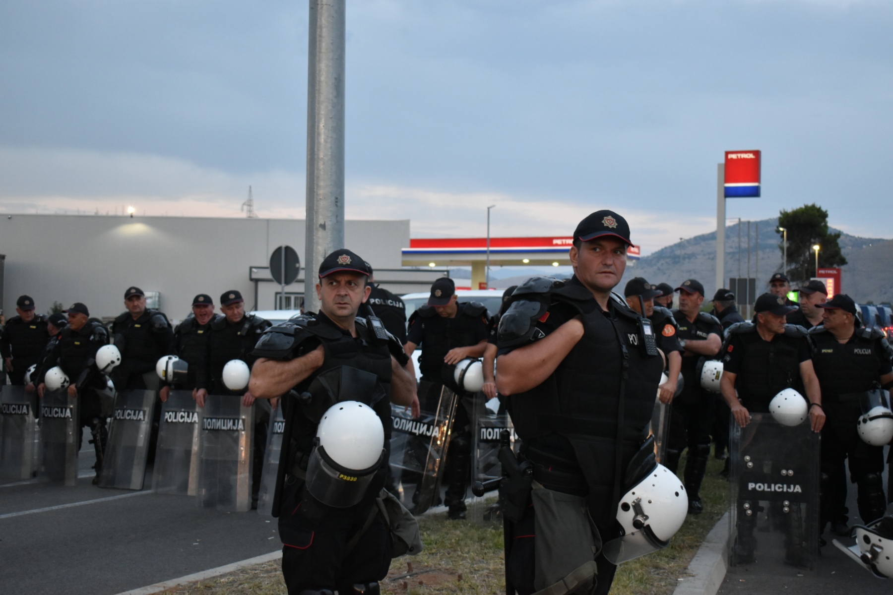 IZ KABINETA PREMIJERA JAVLJAJU: Na policiju bačen Molotovljev koktel!