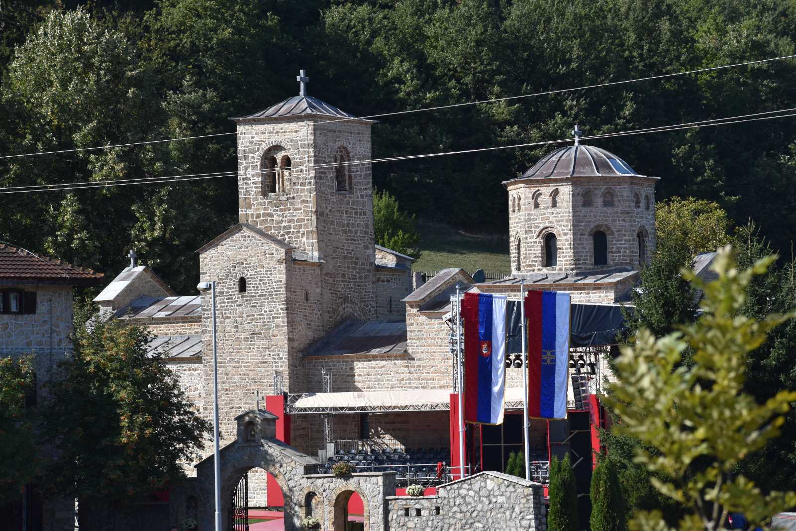 POGLEDAJTE KAKO TEKU PRIPREME ZA USTOLIČENJE U BERANAMA! Donosimo vam sve detalje o početku Svete arhijerejske liturgije i dolaska Partrijarha srpskog gospodina Porfirija  (FOTO)