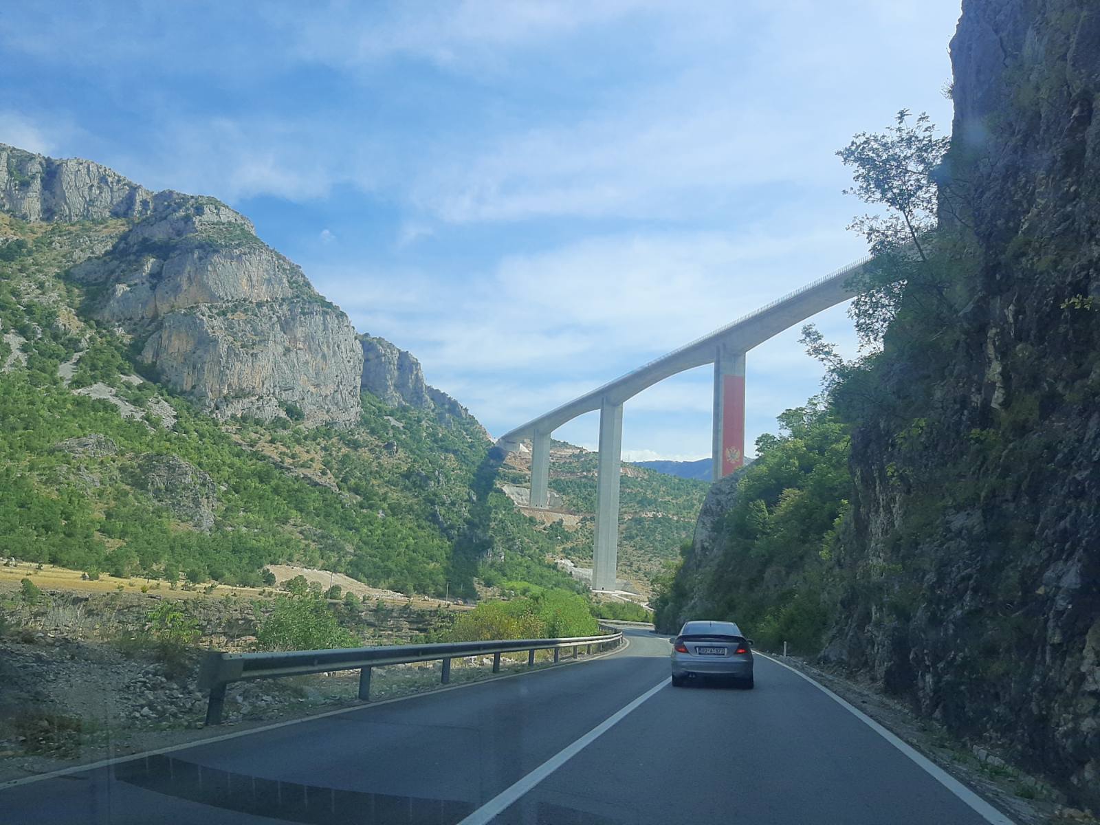 STANJE NA PUTEVIMA: Povoljni uslovi za vožnju